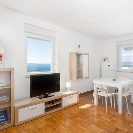 1 Bedroom Amazing Apartment In Njivice Apartmán