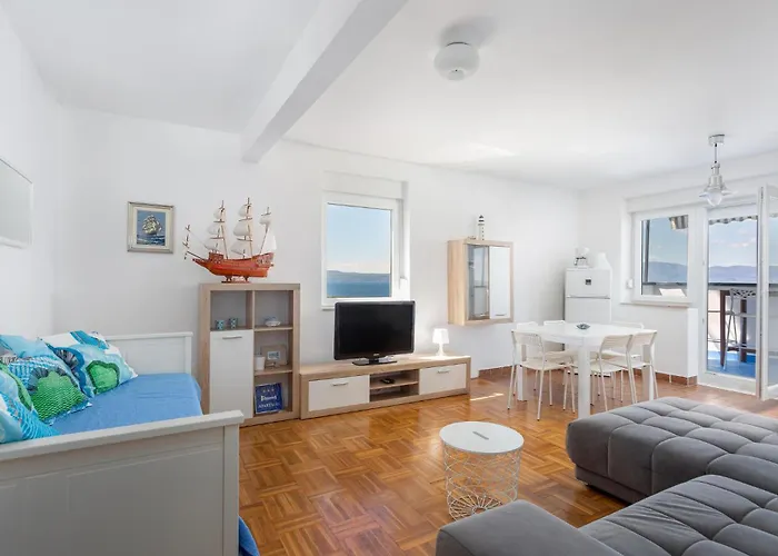 Apartamento Lovely In With Wifi Njivice